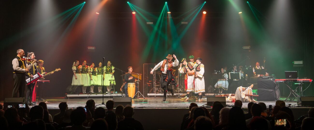 Rock a folklór na jednom pódiu – ICONITO a Čarovné ostrohy roztancovali fanúšikov výročným koncertom