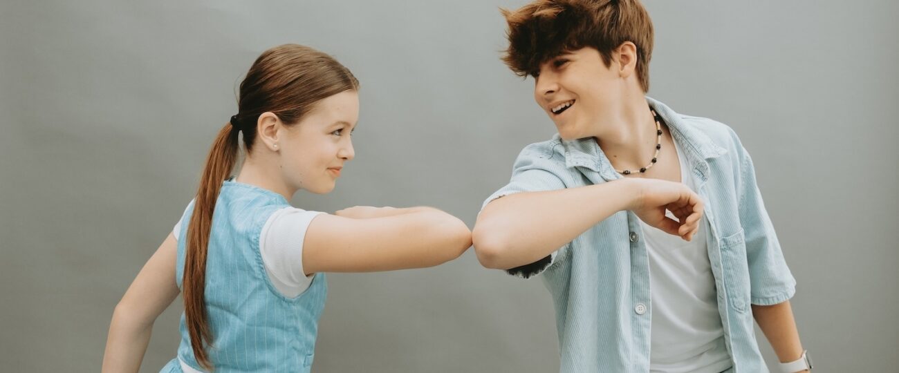 Mladé popové duo 2FACES prináša radosť aj odkaz Zahoď starosti